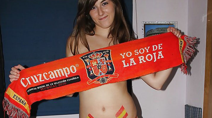 Guapa española desnuda y mostrando sus tetas pequeñas