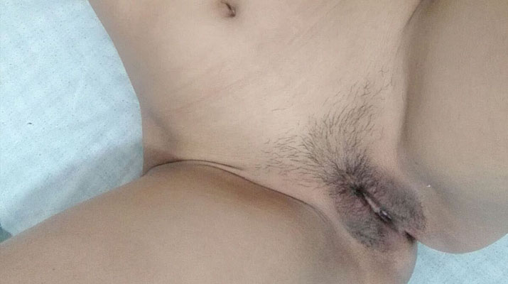Morrita delgada mostrando su panocha peluda