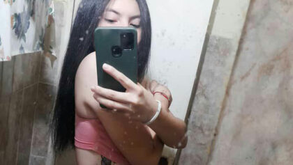 Chica hace selfies de su coño gordo