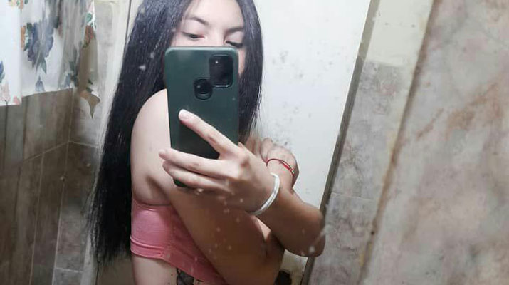 Chica hace selfies de su coño gordo