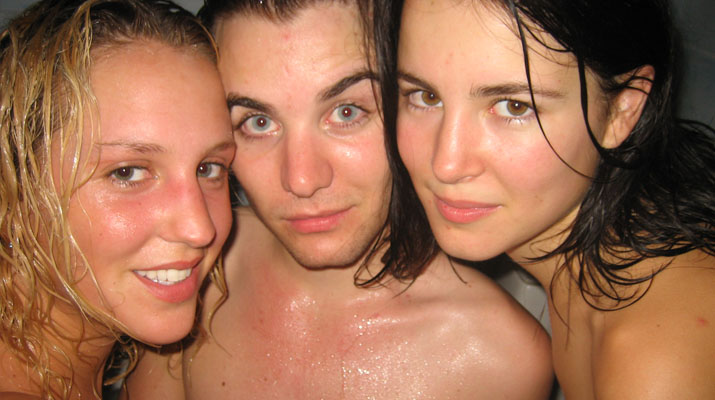Dos zorritas lesbianas desnudas con su amigo gay