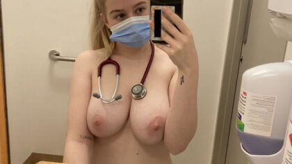 Enfermera rubia hace fotos de sus tetas grandes en el hospital