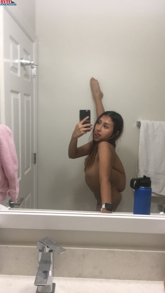 https://www.bytejovencitas.com/wp-content/uploads/2021/12/Flaquita-peruana-con-tetas-pequenas-se-hace-selfies-desnuda-[1-999].jpg