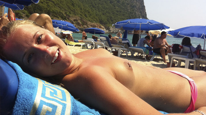 Hace topless en la playa y luego a follar con su novio