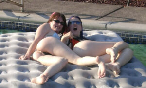 Universitarias lesbianas tocando su coño en la piscina