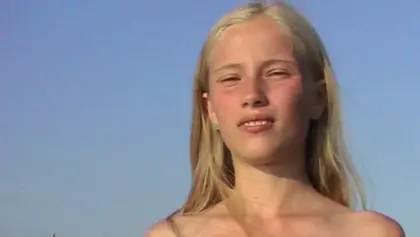 Moscovita haciendo su primer topless en la playa