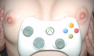 Le gustan los videojuegos y hacerse fotos desnuda
