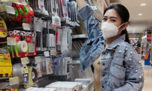 Asiática haciendo travesuras mientras esta desnuda