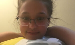 Adorable flaquita orgullosa de su coño peludo